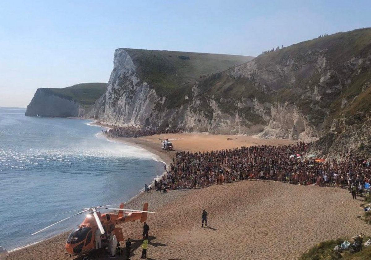 Three Foolish Covidiot Airlifted After Tomb Stoning In Lulworth