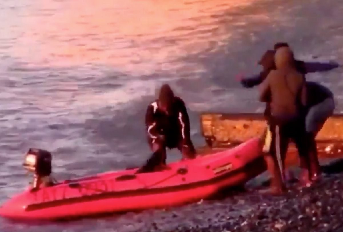 Dover Coastguard And Border Force  Called To Five Migrants  On  St Margarets  Bay Beach