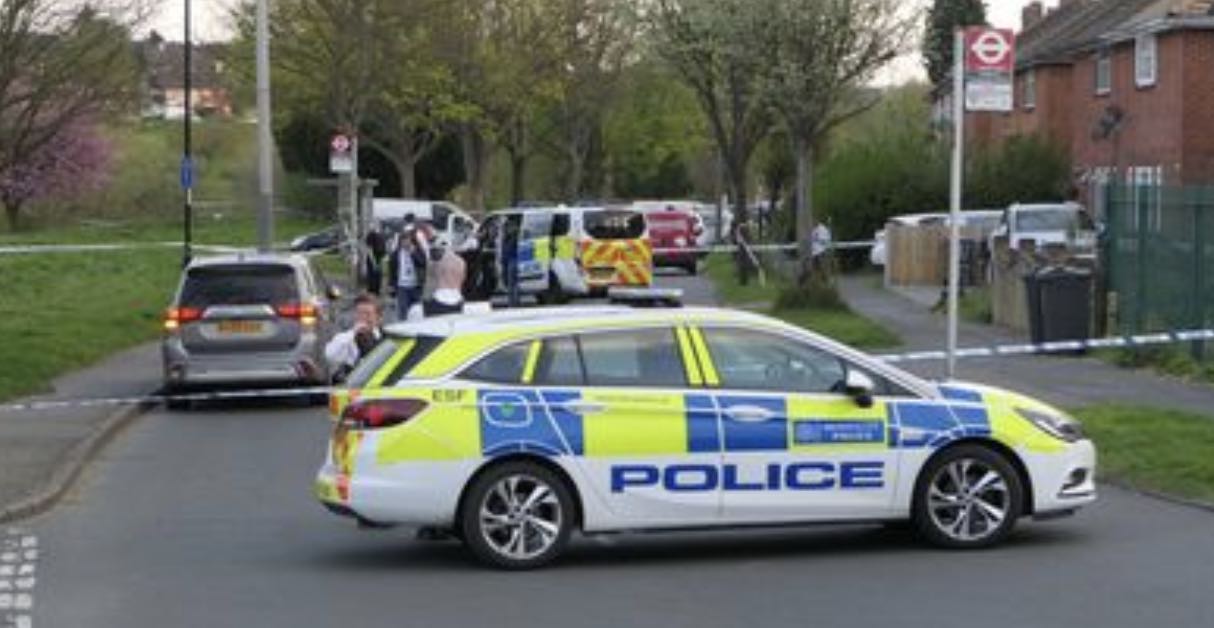 Police launch probe after triple Good Friday stabbing in Croydon – (ID 523772)