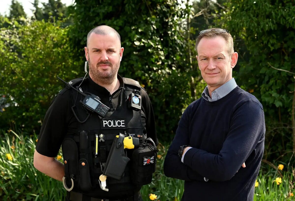 Two Thames Valley Police officers have been nominated for The National Police Bravery Awards after rescuing an unconscious woman from a burning building