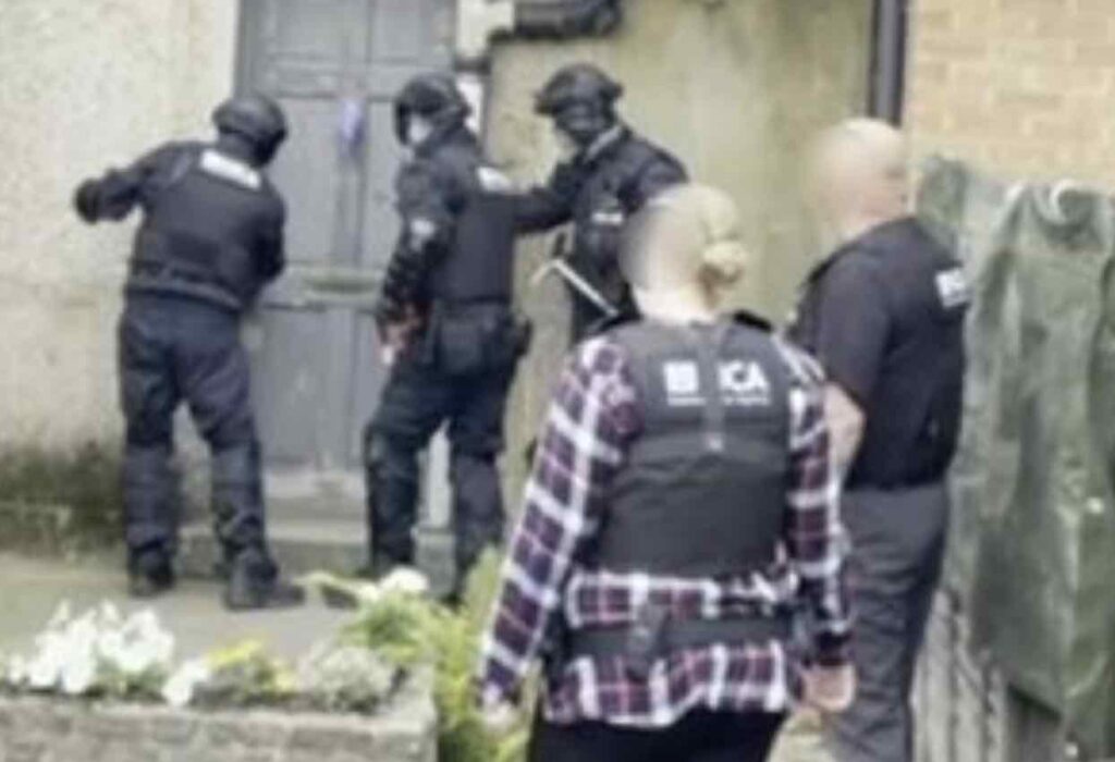 The National Crime Agency has arrested four men in east and south London as part of a people-smuggling investigation – (ID 528949)