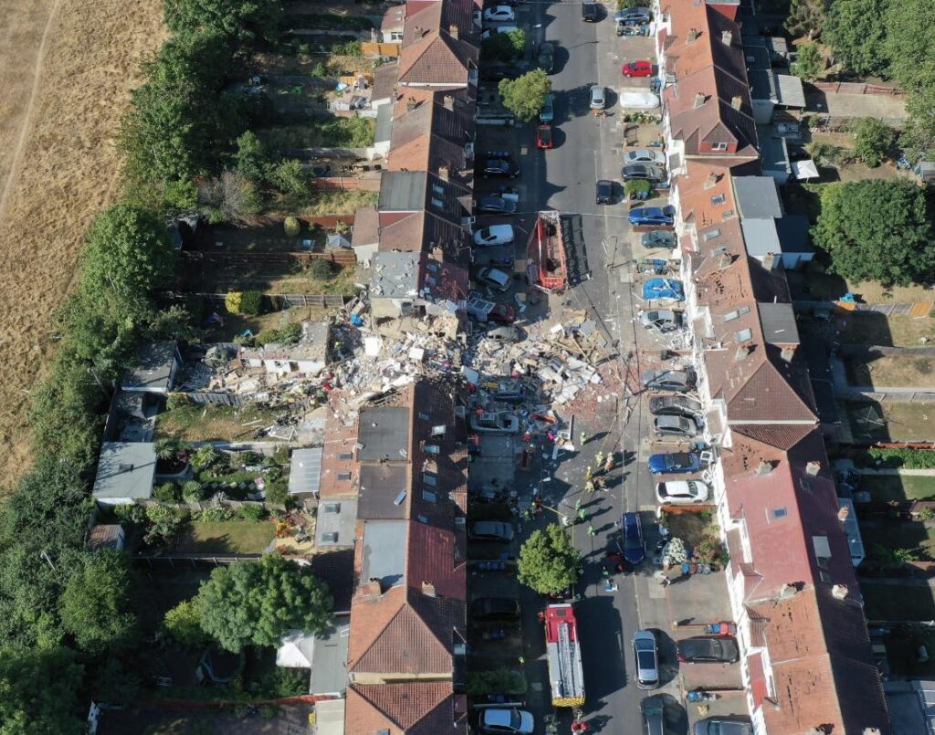 Rescuers pull young child from rubble in Thornton Heath Explosion with four others unaccounted for as the search continues – (ID 530161)