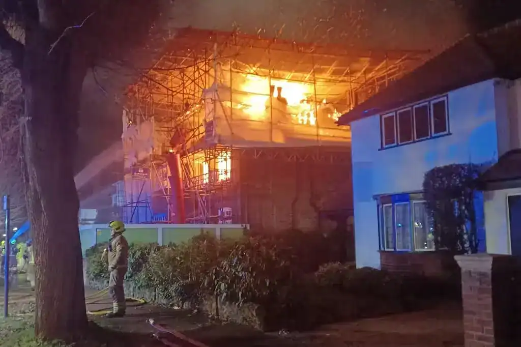 Sixty firefighters called to Chiswick blaze