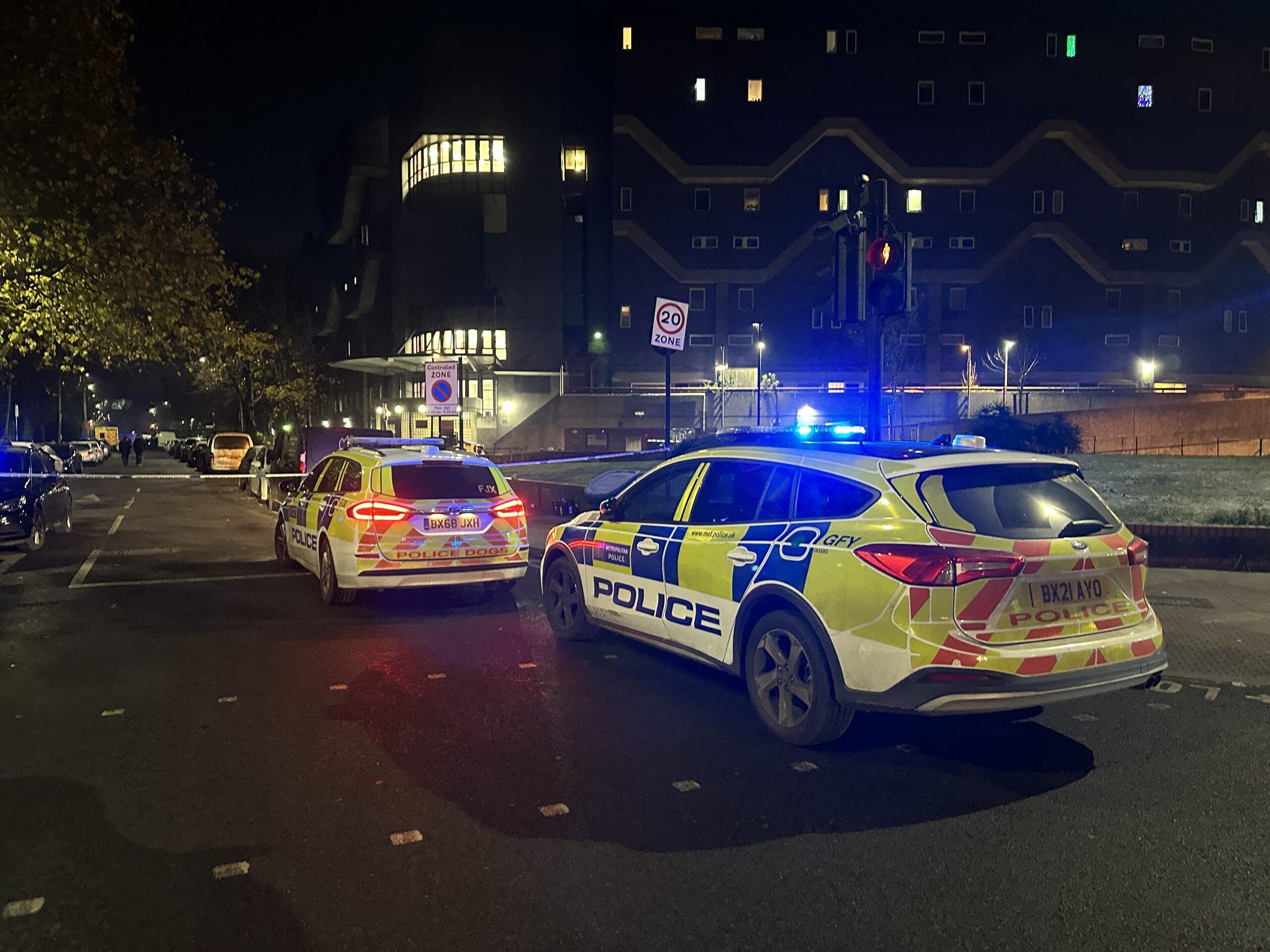 UPDATED:Armed police throw Lambeth housing estate into lockdown after shots fired – (ID 536475)