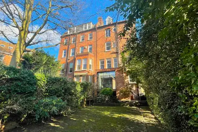 Elderly Woman Dies in Fatal South Hampstead Flat Blaze as Firefighters Battle Intense Flames