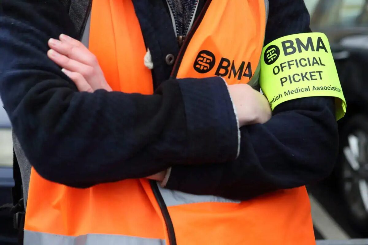Junior Doctors in England Strike for 3 Days Over 26% Pay Cut as Barclay Ignores Calls
