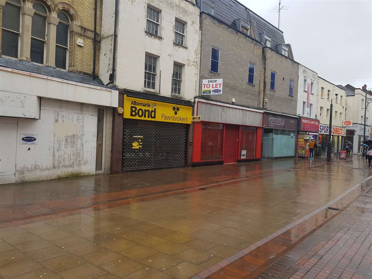 Detectives Are Appealing For Witnesses To A Robbery In Chatham Town Centre