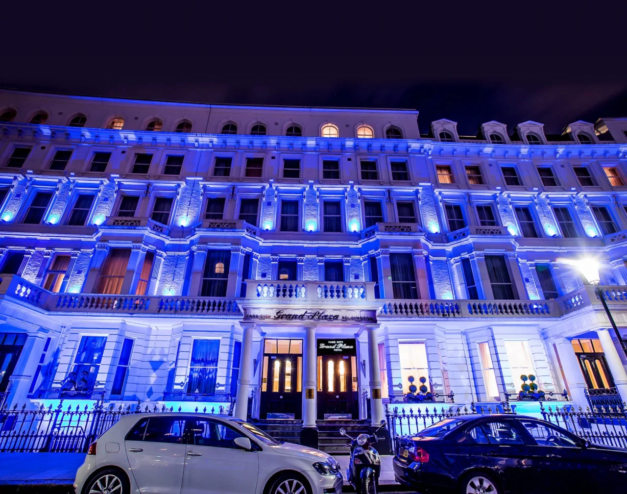 Grand Plaza Hotel Kensington Near  Earl's Court  Station Evacuated  After A Serious Gas Main Leak