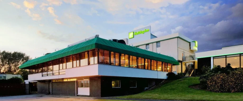 Police Seal Off Holiday Inn Hotel And Evacuate Migrants After 'suspicious Device' Found