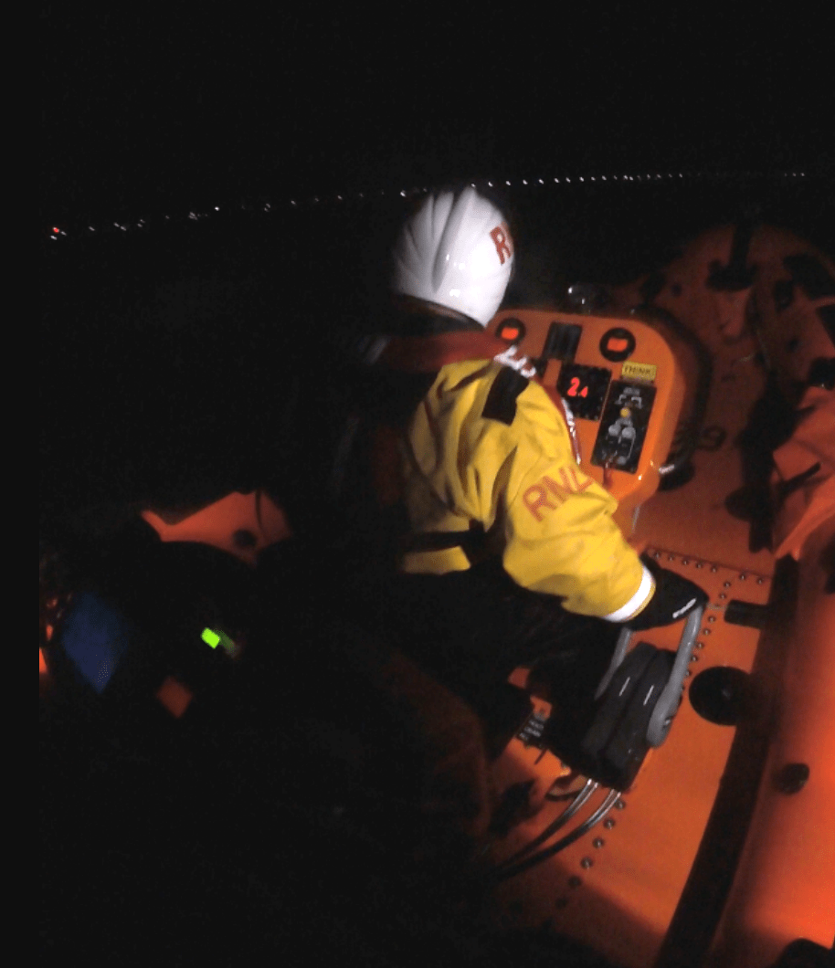 Littlehampton Rnli Crews Conduct Daring Nighttime Rescue Of Grounded Vessel