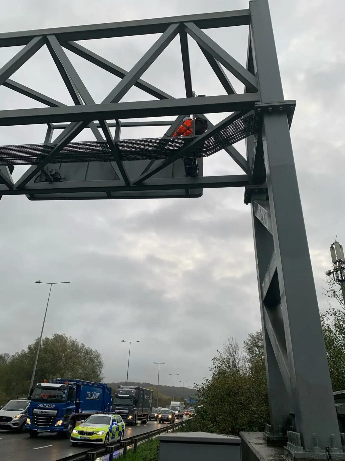 Protester Clings to M25 Gantry in Surrey, 50-Minute Delays as Motorway Shut Between J6 and J7