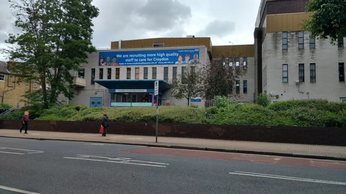 Teen Stabbed at Croydon Bus Stand, Hospitalised with Non-Life-Threatening Injuries as Police Launch Hunt