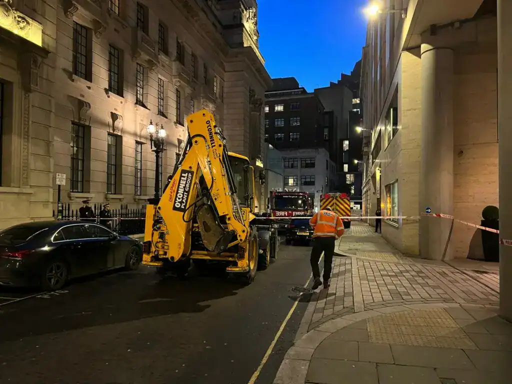 150 People Have Been Evacuated After A Gas Main Ruptured In The  City Of London Pouring Gas Into Building