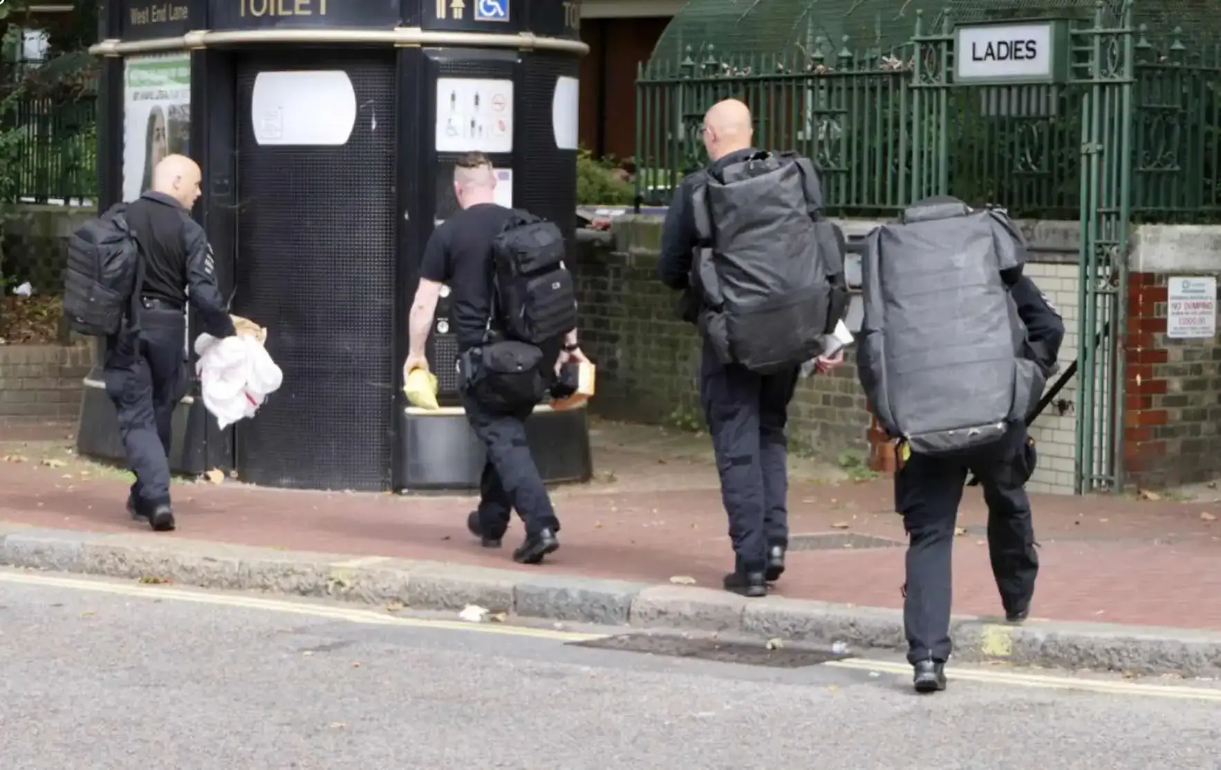 Met Terror Police Called To West Hampsted Chemical Scare One Man Has Been Treated By Paramedics