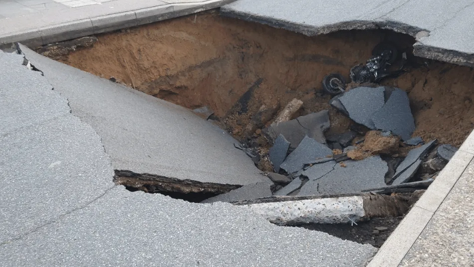 A large sinkhole has formed in Bexleyheath, It is said to be 25 feet deep – (ID 527707)