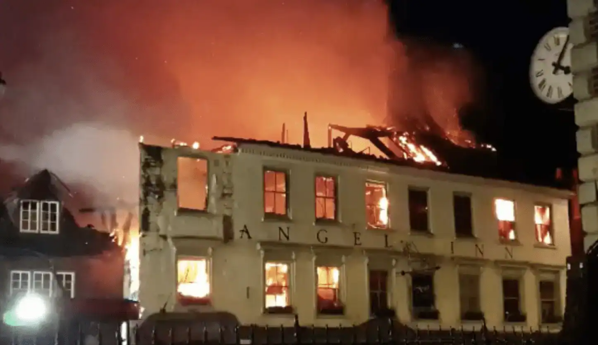 Historic Midhurst Hotel Housing Ukrainian Refugees Ravaged by Major Blaze – Roads Closed Amid Smoke Fears
