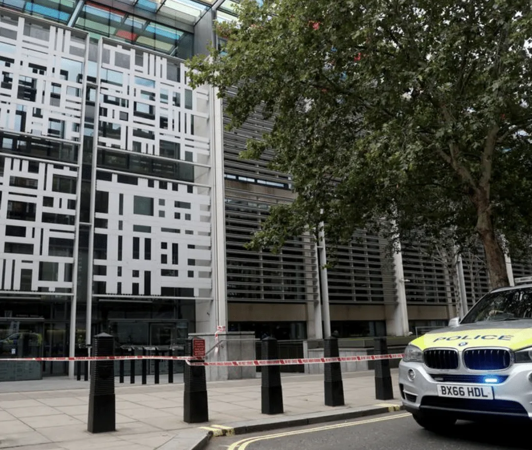 Protesters scaling the side of the Home office building in London – (ID 537095)