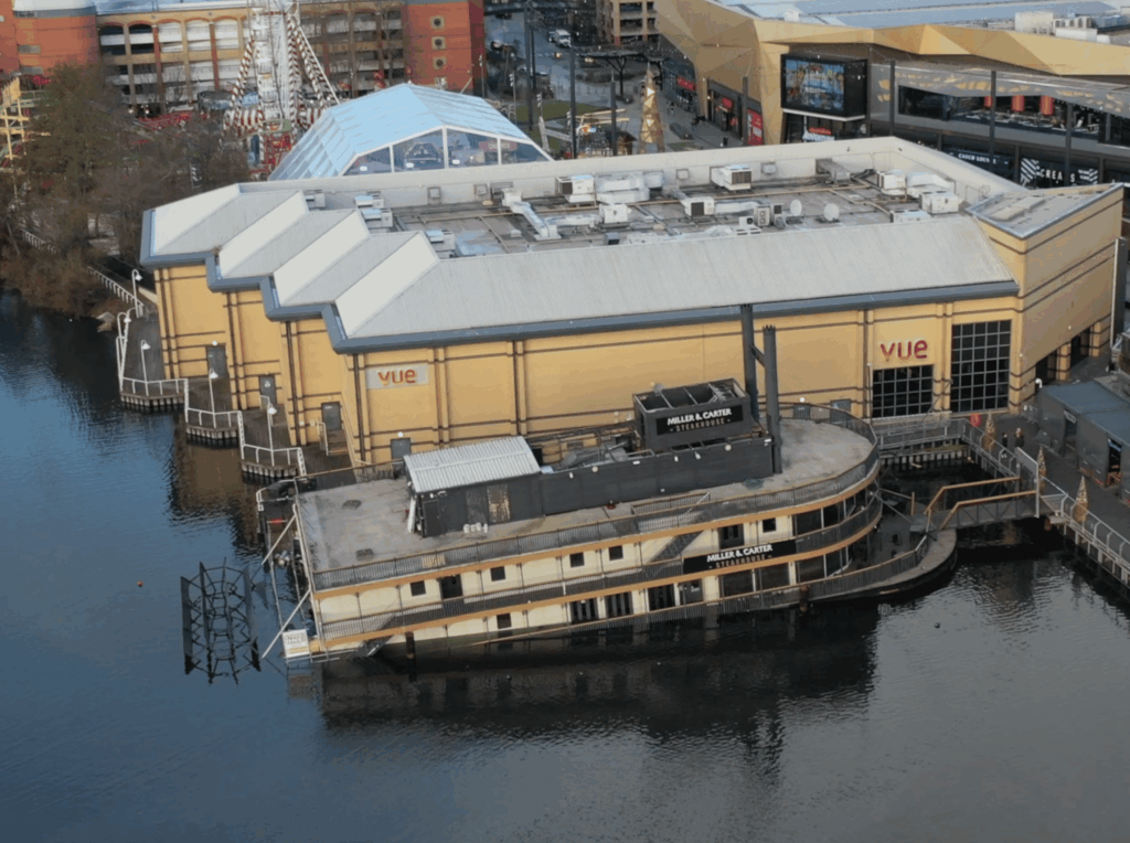 A floating restaurant has partially submerged in Lakeside shopping centre – (ID 537948)