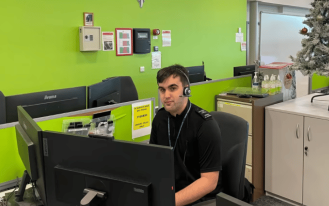 Police emergency call handlers prepare to help those in need on Christmas Day – (ID 538155)