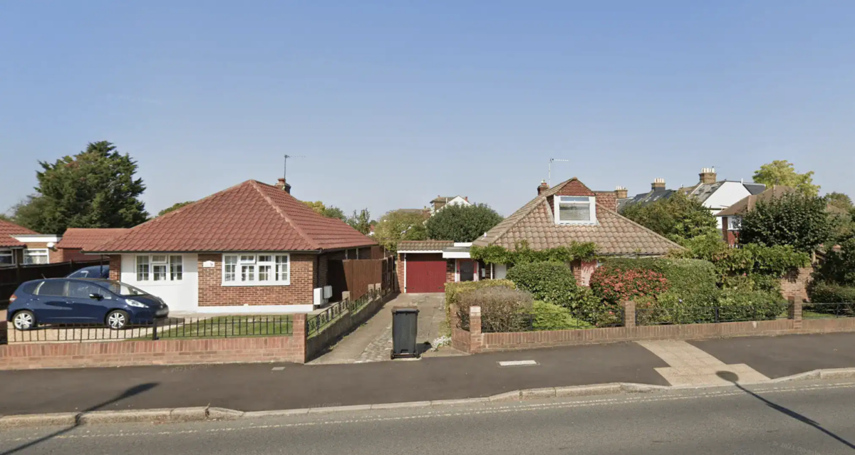 Boxing Day Blaze in West Molesey Kills One – Police Launch Fire Investigation