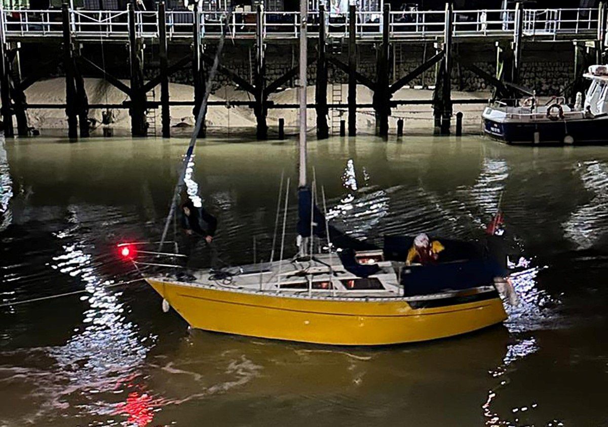 Rye lifeboat tasked to a single manned stricken vessel – (ID 551358)