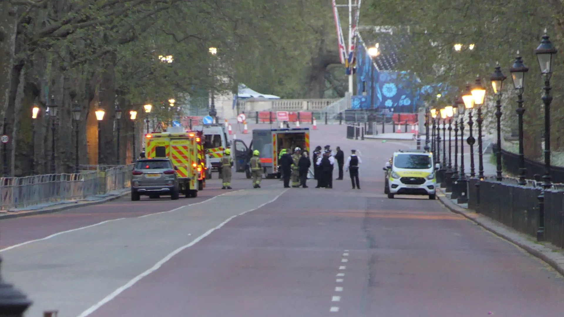 Picture Exclusive Controlled Explosion Has Been Carried Out As Buckingham Palace Remains In Lockdown After Man Detained For Throwing Explosive Items Into The Ground Of The Palace