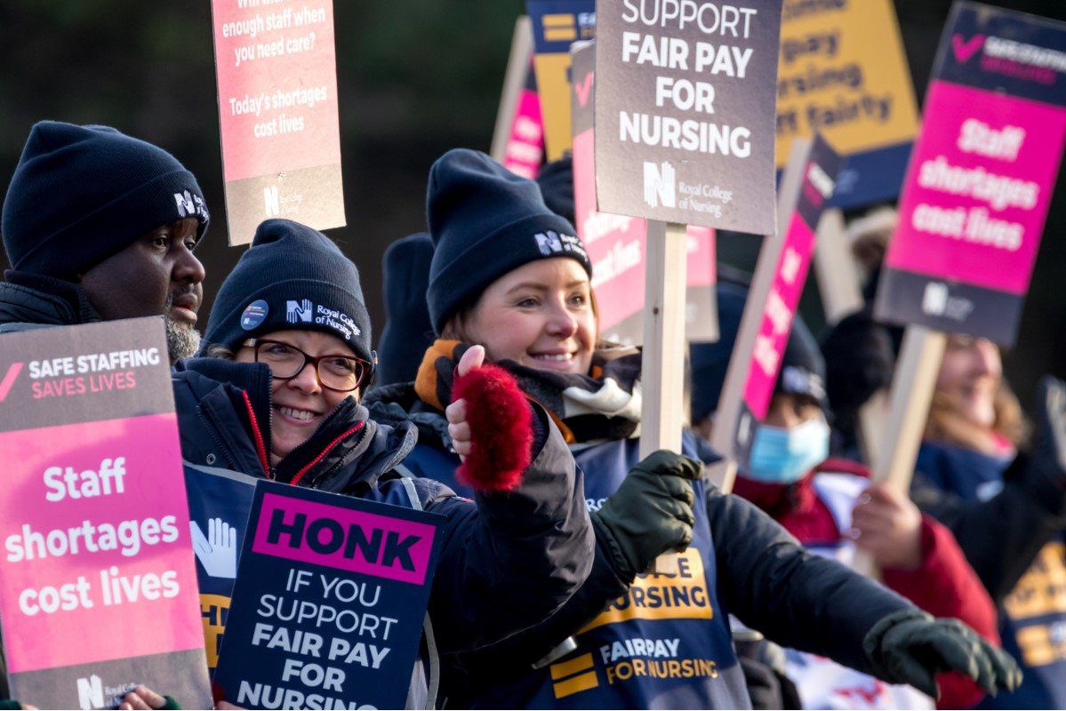 Ambulance staff and nurses to strike on same day – (ID 550467)