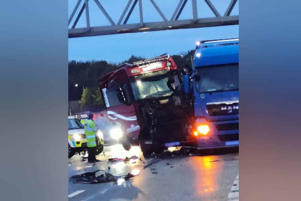 Police officer injured on the M25 trying to arrest protestors – (ID 533299)