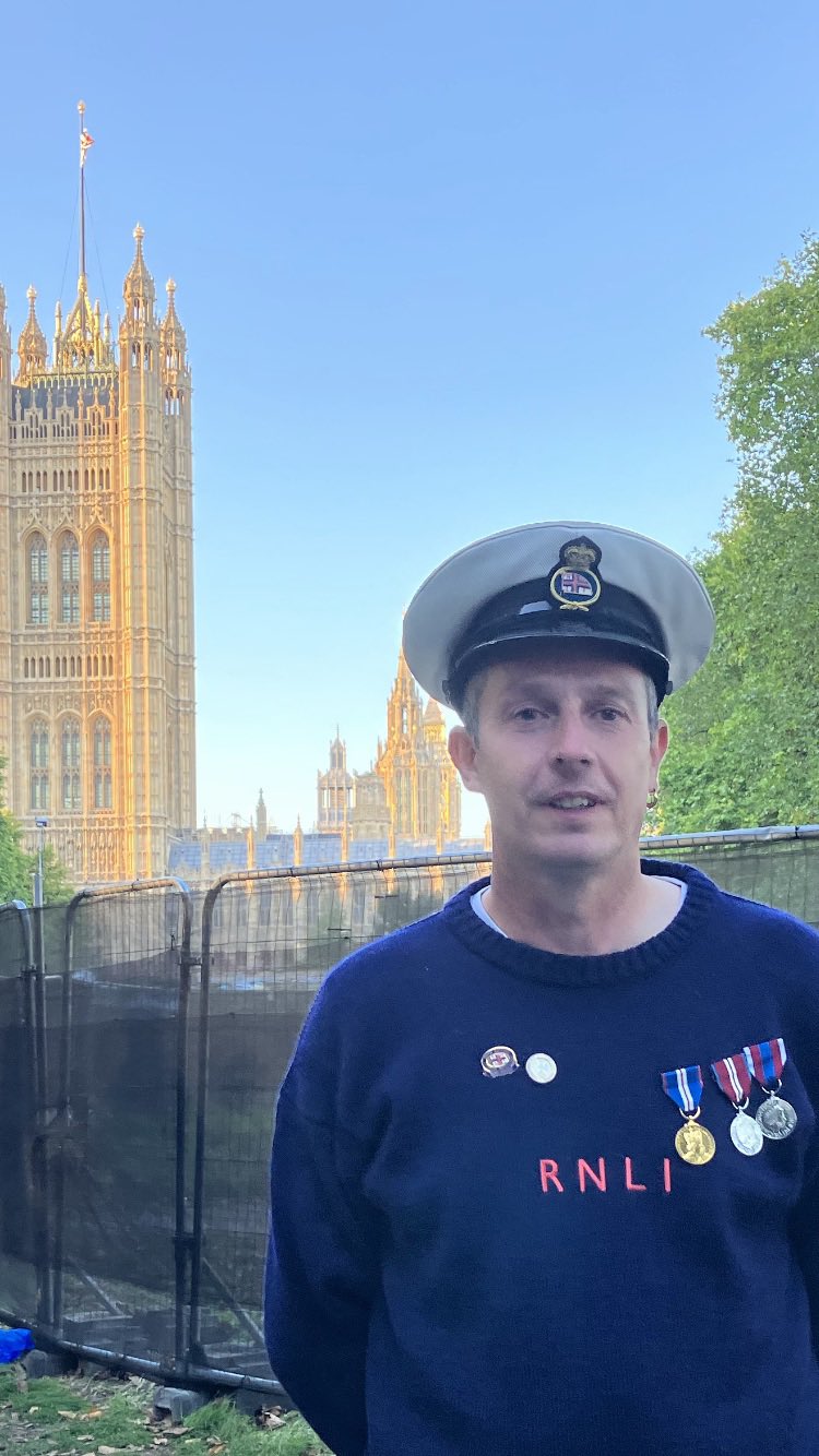 Hastings RNLI Volunteer pays his respects to the Queen – (ID 530734)
