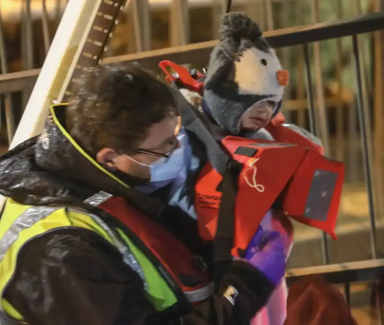 Tragedy in the Channel: One Dead, Dozens Rescued After Migrant Boat Breaks Up at Sea – UKNIP