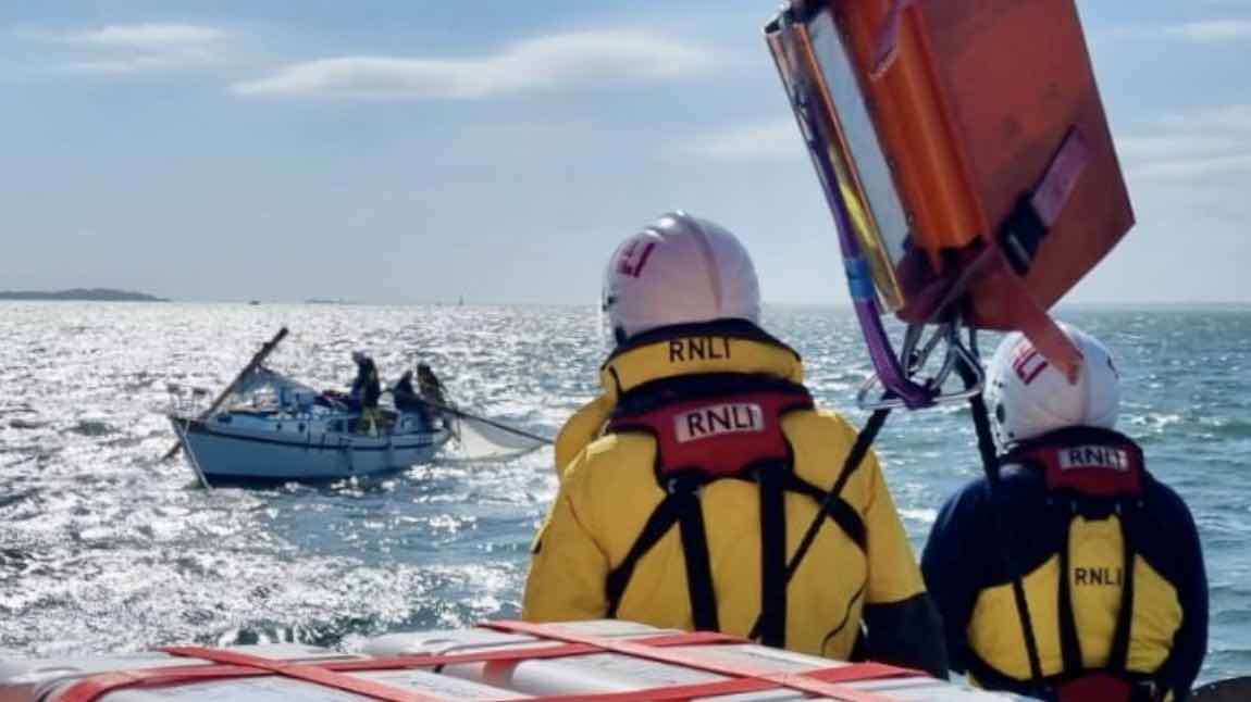 Yarmouth Rnli Rescue Dismasted Yacht