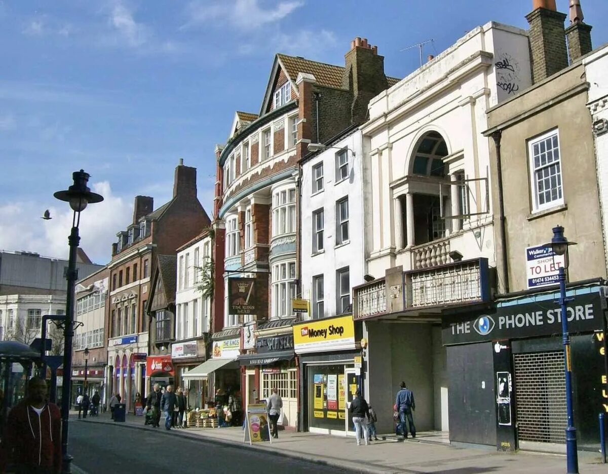 Man in 20s Stabbed Twice in Back During Late-Night Gravesend Attack – Suspects Known to Victim, Police Arrest Local Man