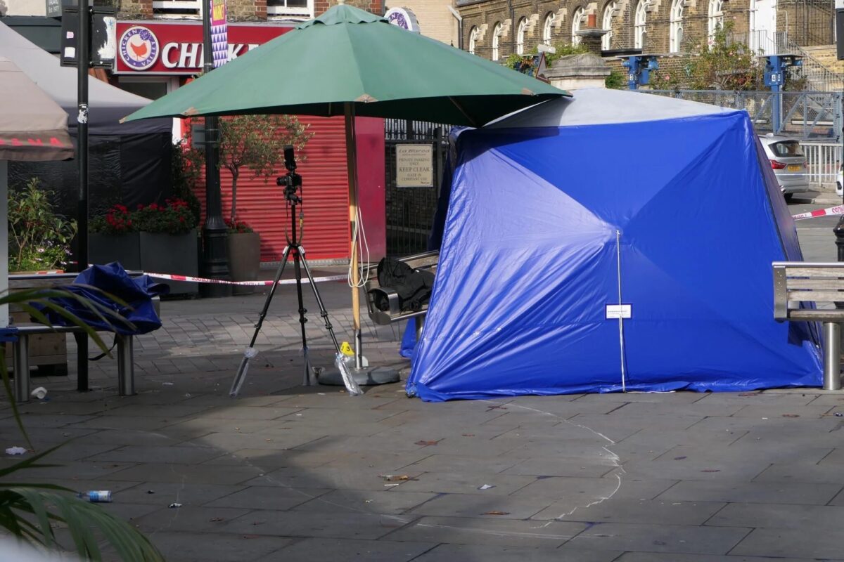 Man Stabbed Outside SE1 Bar Dies in Early Morning Attack – Police Urge Witnesses to Step Forward
