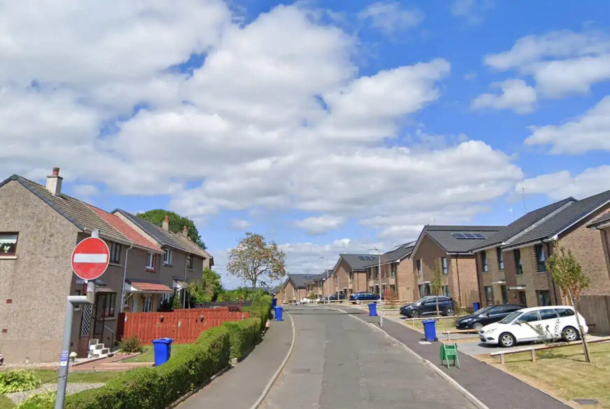 Renfrewshire Crash on Elm Drive Sparks Violent Brawl, 21-Year-Old Seriously Injured – Police Seek Witnesses
