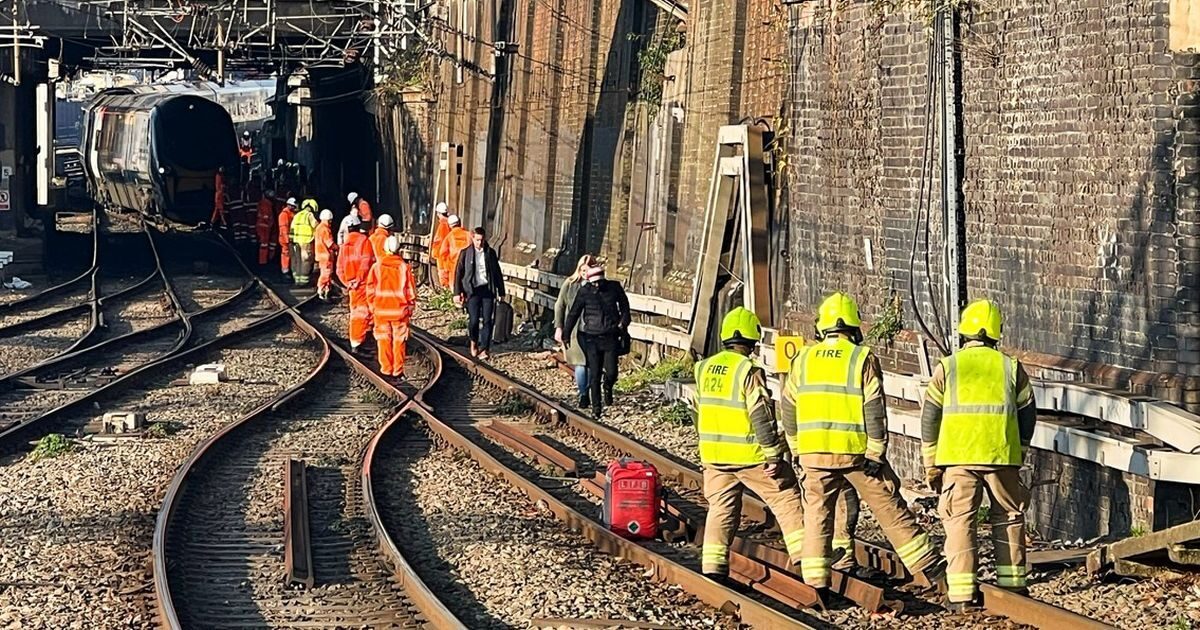 Hundreds Of Passenger Detrained And Evacuated After A 25,000-volt Overhead Power Cable Snaps Near Euston