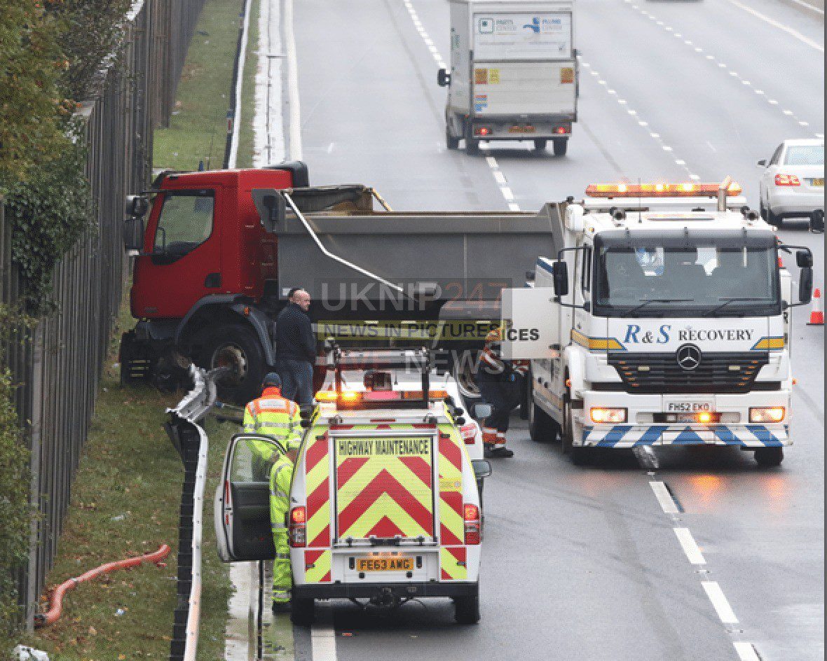 Hgv Ploughs Into Crash Barriers Closing Two Lanes Of The M3 Smart Motorway Near Farnborough