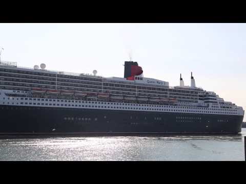 Qm2 Leaving Southampton Port After Many Waited For The Red Arrows Fly Over #uknip