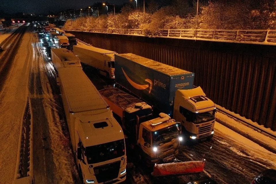 M25 Chaos as Snow and Ice Strand Thousands in Major Incident – Lorries Block Smart Motorway