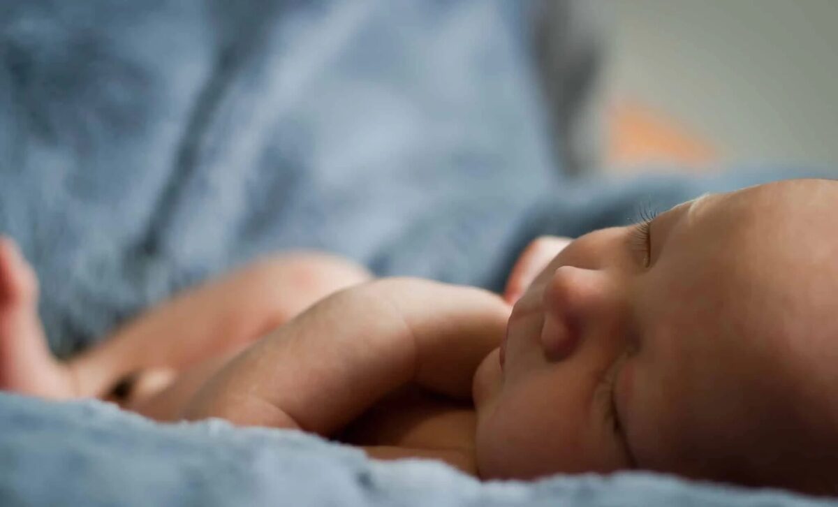 Welsh Midwives Vote to Strike Over “Unacceptable” 4% Pay, England Holds Back Amid Ballot Rules Battle