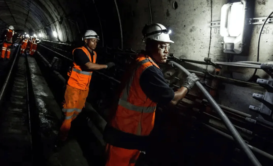 Tube Dead Zones Vanish: Mobile Coverage Hits Bank, Oxford Circus & More by 2024