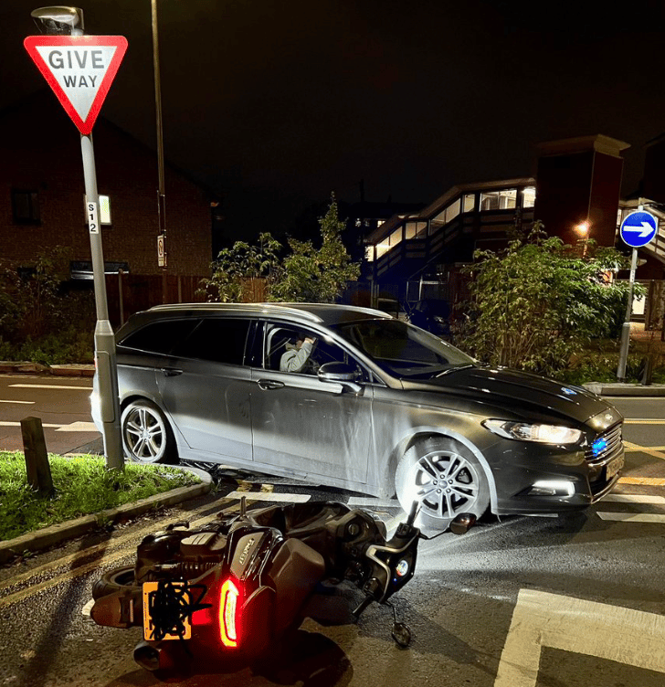 Officers On Patrol Around @mpsmerton Sighted A Two Up Moped Which Had Just Tried To Rob Someone A Knife Point