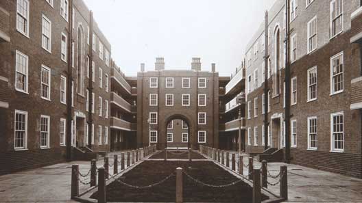 Two Me Have Arrested And Weapons Recovered On The Peabody Estate In Fulham