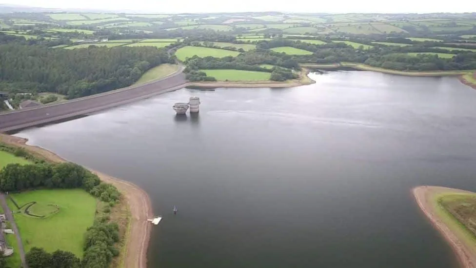 Two Dead and One Critical After Boat Capsizes on Devon’s Roadford Lake – Police Launch Full Investigation