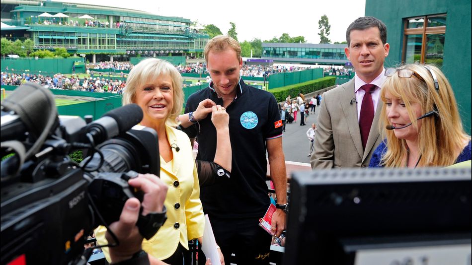 Sue Barker has bid a tearful farewell to Wimbledon after 30 years of presenting coverage of the tennis event for the BBC, calling it an “…