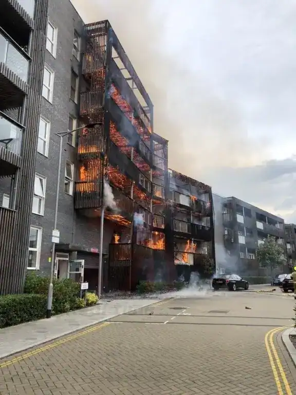 Massive Fire Rips Through Barking Flats – 100 Firefighters Battle Blaze from Ground to Sixth Floor