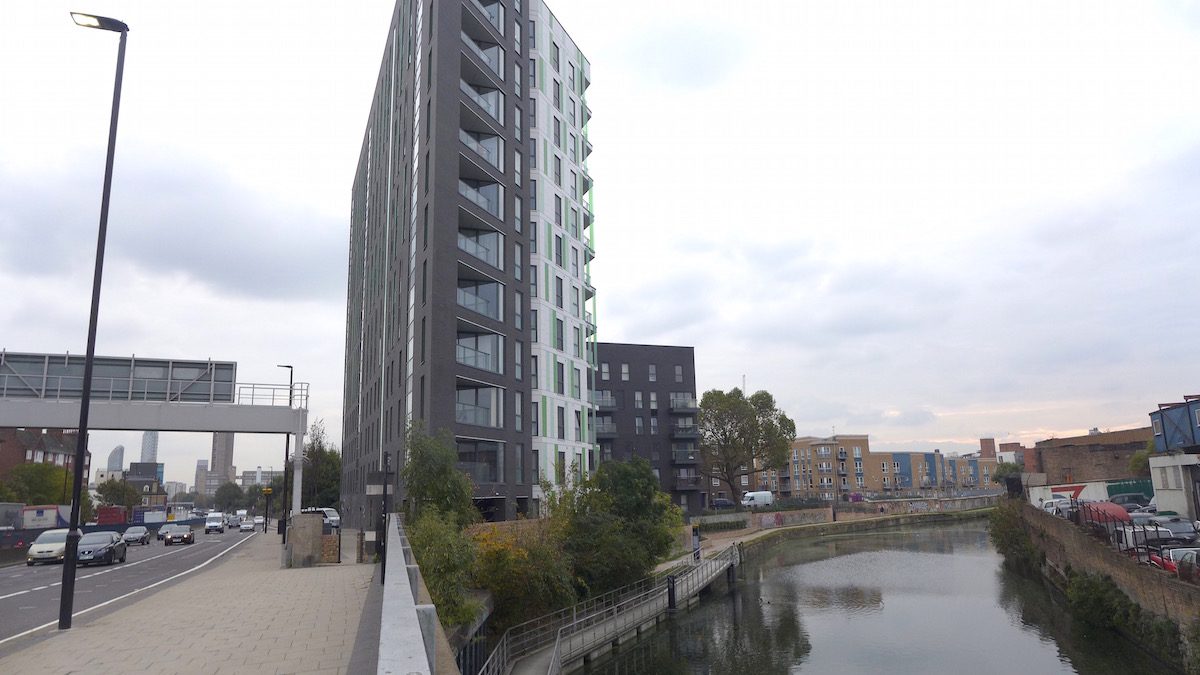 Detectives Investigating A Robbery In Poplar Are Appealing For The Victims To Come Forward