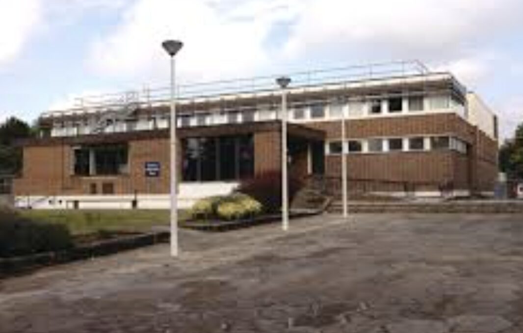 Romford Magistrates  Court In Police Lockdown After Bomb Threat