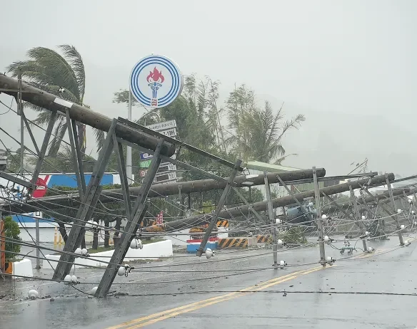Typhoon Koinu Devastates Southern Taiwan: One Dead, Hundreds Injured as Flights Cancelled and Orchid Island Faces Century’s Strongest Winds