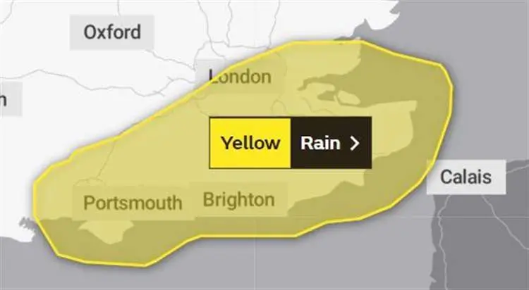 UK Hit by Eight-Hour Fog Warning: Travel Chaos Looms for Commuters Across Six Regions