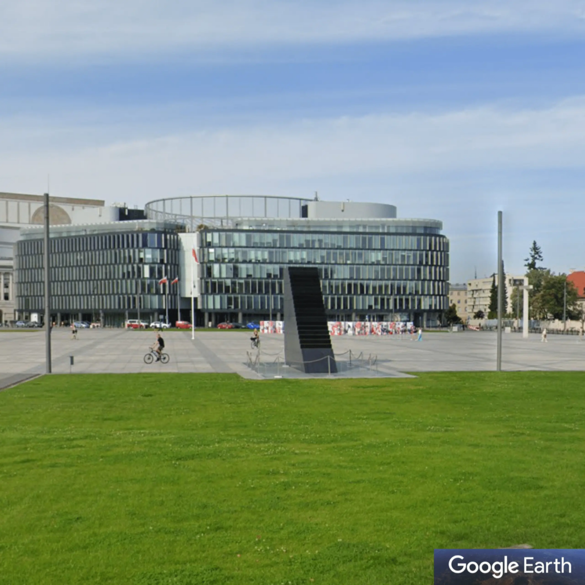Police Successfully Resolve Incident at Warsaw Monument Amid Bomb Threat Reports